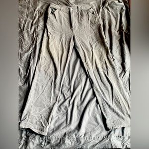 Tilly’s women’s grey cargo jeans